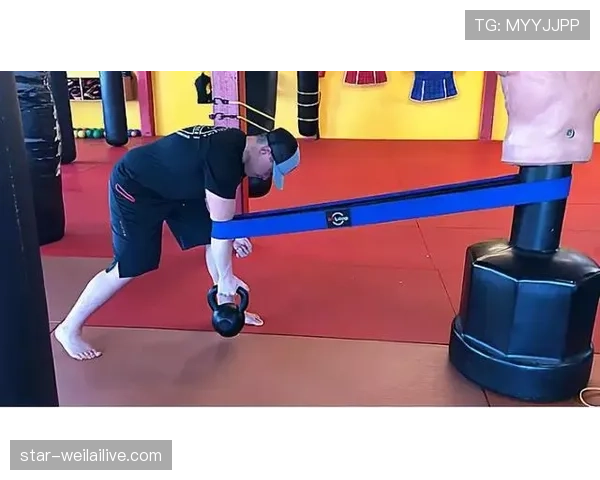 身体冲撞规则:肩对肩接触与犯规判定要点 身体冲撞规则:肩对肩接触与犯规判定要点